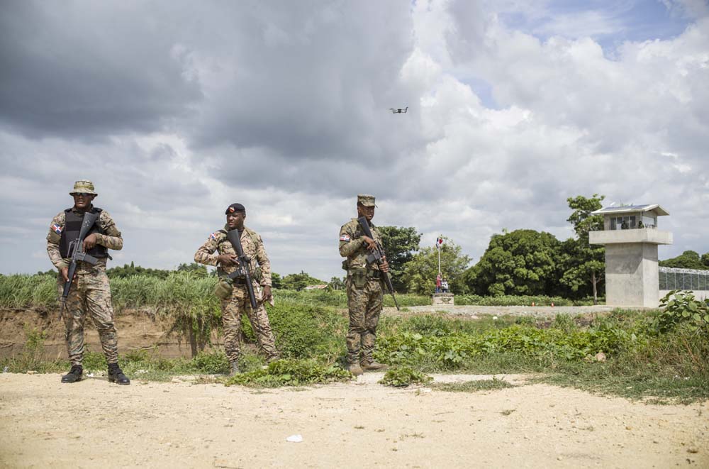 FRONTIERE ENTRE HAITI ET LA REPUBLIQUE DOMINICAINE, SEPAREE PAR UN MUR.