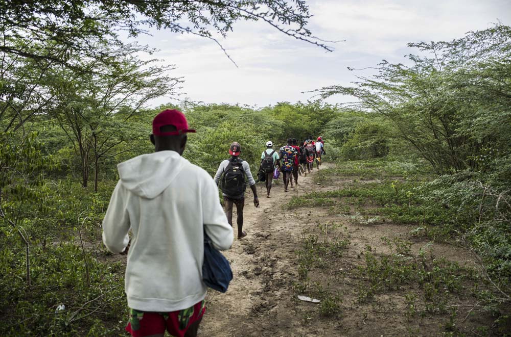 DES HAITIENS FRANCHISSENT ILLEGALEMENT LA FRONTIERE AVEC LA REPUBLIQUE DOMINICAINE.