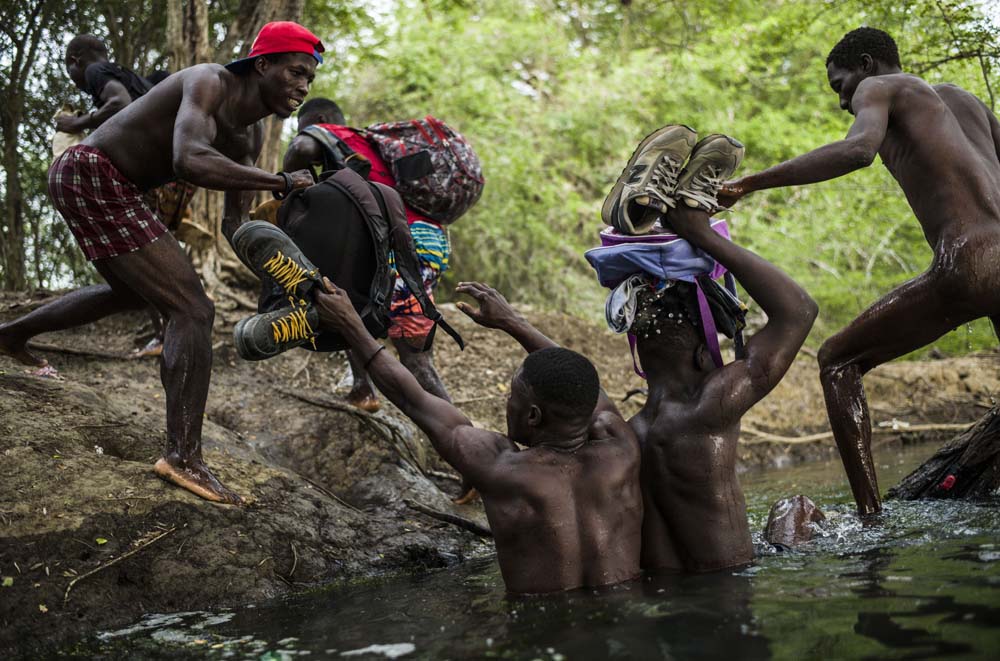 DES HAITIENS FRANCHISSENT ILLEGALEMENT LA FRONTIERE AVEC LA REPUBLIQUE DOMINICAINE.