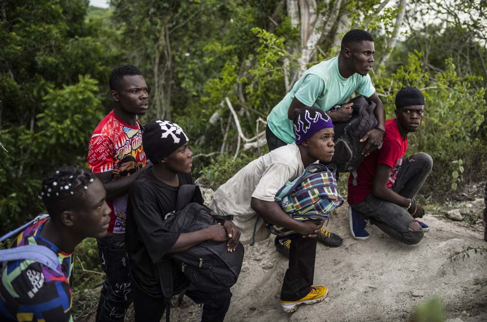 DES HAITIENS FRANCHISSENT ILLEGALEMENT LA FRONTIERE AVEC LA REPUBLIQUE DOMINICAINE.