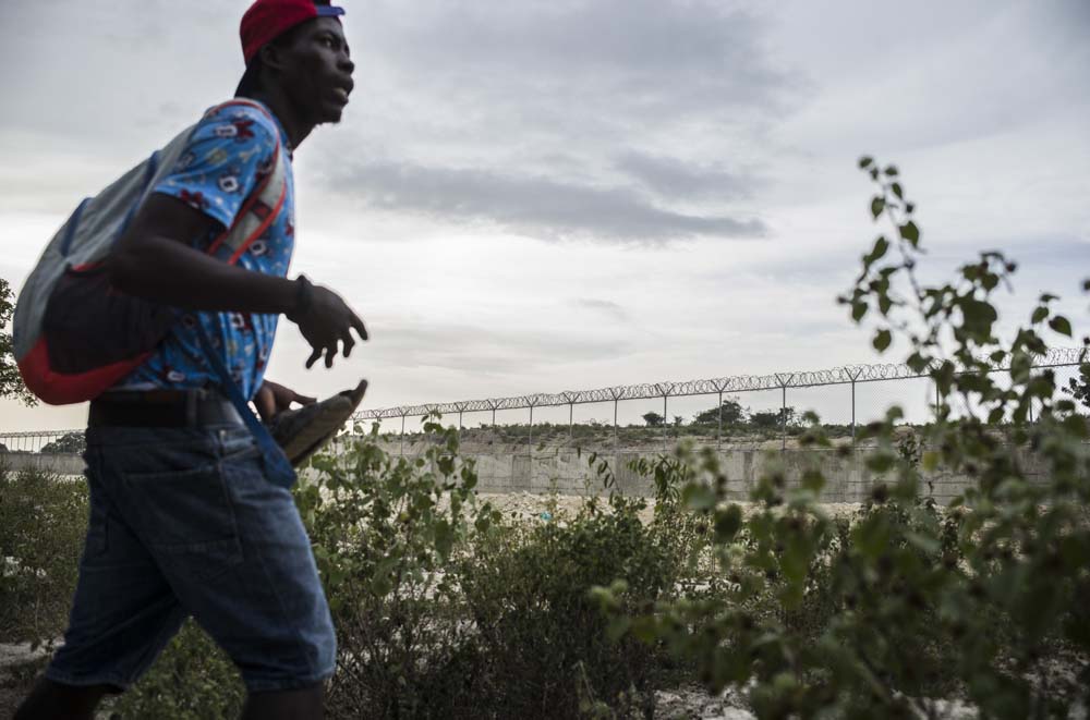 DES HAITIENS FRANCHISSENT ILLEGALEMENT LA FRONTIERE AVEC LA REPUBLIQUE DOMINICAINE.