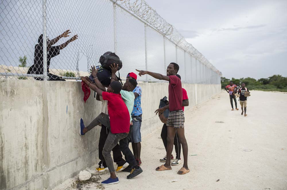 DES HAITIENS FRANCHISSENT ILLEGALEMENT LA FRONTIERE AVEC LA REPUBLIQUE DOMINICAINE.