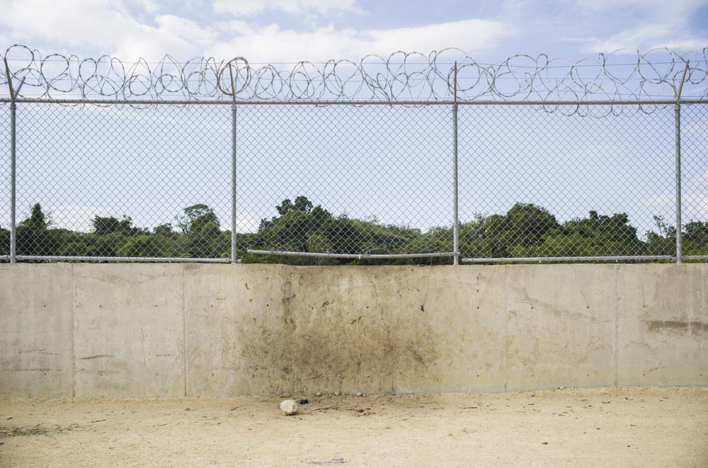 FRONTIERE ENTRE HAITI ET LA REPUBLIQUE DOMINICAINE, SEPAREE PAR UN MUR.