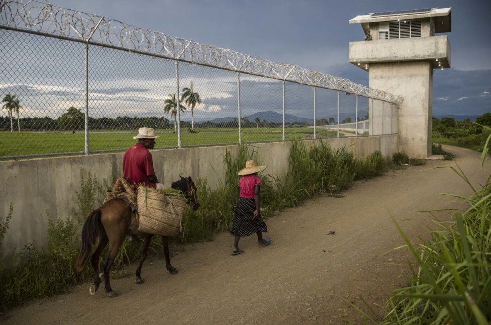 FRONTIERE ENTRE HAITI ET LA REPUBLIQUE DOMINICAINE, SEPAREE PAR UN MUR.