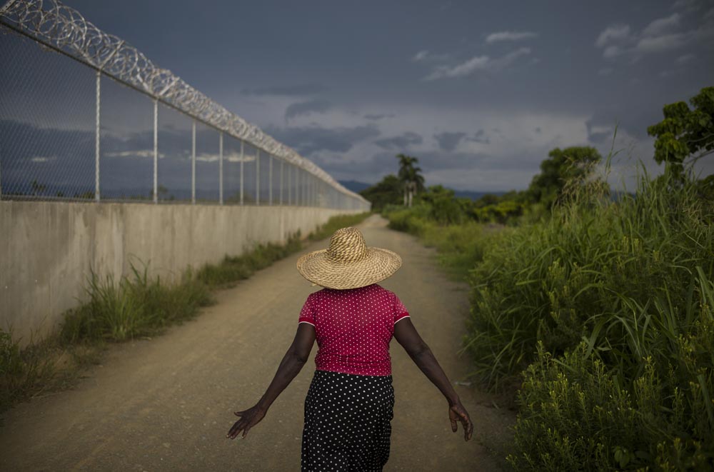 FRONTIERE ENTRE HAITI ET LA REPUBLIQUE DOMINICAINE, SEPAREE PAR UN MUR.