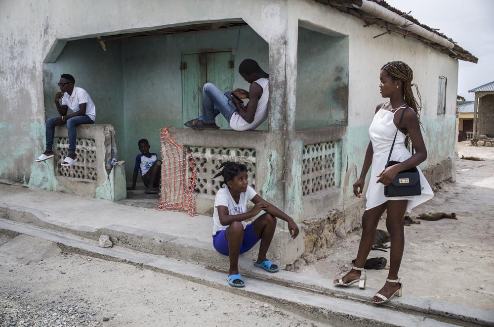 DES HAITIENS FRANCHISSENT ILLEGALEMENT LA FRONTIERE AVEC LA REPUBLIQUE DOMINICAINE.