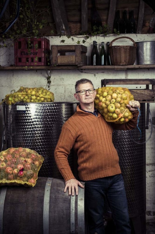 PORTRAIT DE CRISTOPHE LAMBRECQ, FABRIQUANT DE JUS DE POMMES.